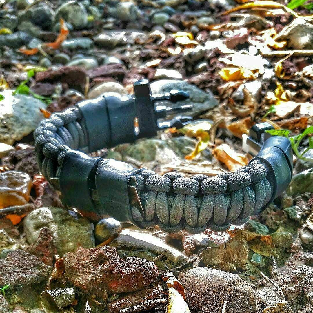 Camper Strap - Outdoor, Hike, & Kayak ready Survival Fire Starter Paracord Bracelet. Medium Tight fits 7" to 7.5" wrists /...